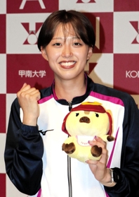 陸上女子４００メートルリレーで東京五輪代表に内定し、ポーズをとる甲南大１年の青山華依＝２日午後、神戸市東灘区の同校