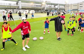 神戸製鋼のＳＨ徳田健太（左から３人目）や森田恭平アシスタントコーチ（同５人目）が指導したアカデミー体験会＝神戸市東灘区、神鋼灘浜グラウンド