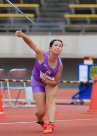 女子やり投げ決勝　５９メートル７５の大会新記録で優勝した大阪体育大の武本紗栄＝ユニバー記念競技場（撮影・吉田敦史）