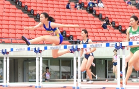 女子１００メートル障害決勝　１３秒６０の兵庫高校新記録で優勝した園田高の吉田江梨花（左）＝ユニバー記念競技場（撮影・吉田敦史）