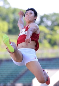 男子走り幅跳び決勝　８メートル１４の兵庫新記録で優勝した吉田弘道＝撮影・吉田敦史