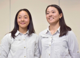 セーリング女子４９ｅｒＦＸ級の東京五輪代表に決まった際、「メダルレースに残りたい」と語った高野芹奈（右）と山崎アンナ＝２０１９年１２月１０日、成田空港