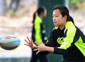 巧みにボールを扱うラグビー７人制女子の弘津悠＝２０２０年２月１４日、和歌山県、上富田スポーツセンター