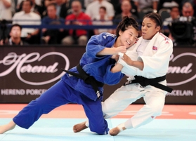 世界選手権で奮闘する金知秀（左）。東京五輪で優勝を目指す＝２０１９年８月、東京・日本武道館
