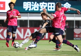 Ｃ大阪-神戸　前半、先制ゴールを決める神戸・古橋亨梧（左から２人目）＝大阪市東住吉区のヨドコウ桜スタジアム（撮影・辰巳直之）
