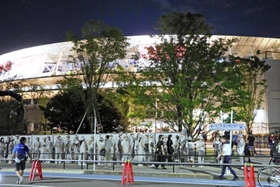 東京五輪の開会式を終え、会場の国立競技場を後にする演者たち＝２４日午前０時１５分、東京都新宿区