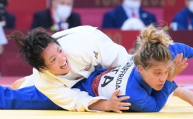 柔道女子５２キロ級準決勝　技ありを奪い決勝進出を決める阿部詩（左）＝日本武道館（撮影・堀内翔）
