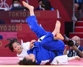 女子５２キロ級準々決勝　技ありを奪う阿部詩＝日本武道館（撮影・堀内翔）