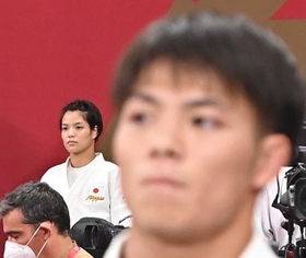 準々決勝に向けて気合の入る阿部詩（左奥）。手前は兄の一二三＝日本武道館（撮影・堀内翔）