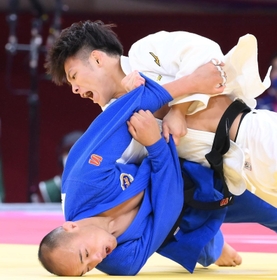 準々決勝　技ありを奪う阿部一二三＝日本武道館（撮影・堀内翔）
