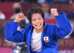 柔道女子５２キロ級決勝　優勝を決めて喜ぶ阿部詩＝日本武道館（撮影・堀内翔）