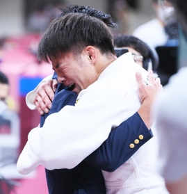 柔道男子６６キロ決勝　優勝を決めて喜ぶ阿部一二三＝日本武道館（撮影・堀内翔）