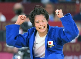柔道女子５２キロ級決勝で優勝を決めて喜ぶ阿部詩＝２５日、日本武道館