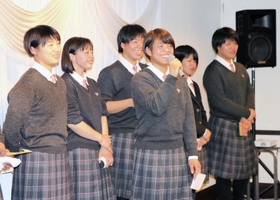 夙川高卒業式後の柔道部送別会で笑顔を見せる阿部詩（中央）。左端は東京五輪韓国代表の金知秀＝２０１９年３月、神戸市内