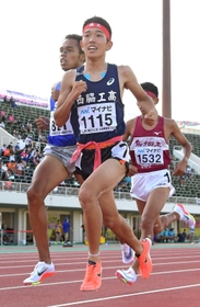 陸上男子１５００メートル決勝　３分４４秒８７の兵庫高校新記録で４位に入賞した西脇工の長嶋幸宝（１１１５）＝福井県営陸上競技場（撮影・秋山亮太）