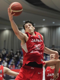バスケット男子国際強化試合のイラン戦でディフェンスリバウンドをつかむシェーファー・アヴィ幸樹＝６月２５日、岩手・奥州市総合体育館