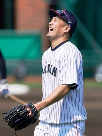 強化合宿初日のキャッチボール中に笑顔を見せる田中将＝１９日、楽天生命パーク