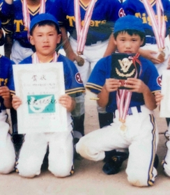 少年野球チーム「昆陽里タイガース」でともにプレーした小学生時代の田中将大（左）と坂本勇人（山崎三孝さん提供）