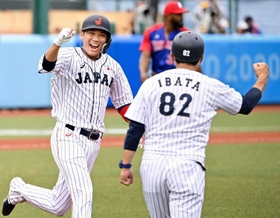 ドミニカ共和国戦の９回、サヨナラ打を放ち、笑顔でガッツポーズする坂本＝２８日、福島県営あづま球場