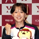 陸上女子４００メートルリレーで東京五輪代表に内定し、ポーズをとる甲南大１年の青山華依＝２日午後、神戸市東灘区の同校