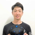 阪神選手会長の近本。特別デザインの帽子にサインして出品する（阪神球団提供）