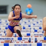 女子１００メートル障害決勝　１３秒６０の兵庫高校新記録で優勝した園田高の吉田江梨花（左）＝ユニバー記念競技場（撮影・吉田敦史）