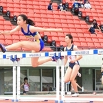 女子１００メートル障害決勝　１３秒６０の兵庫高校新記録で優勝した園田高の吉田江梨花（左）＝ユニバー記念競技場（撮影・吉田敦史）