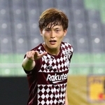 ７日の天皇杯・徳島戦で前半に先制ゴールを決め、カメラ席に向かってポーズを取る神戸・古橋＝ノエビアスタジアム神戸