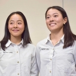 セーリング女子４９ｅｒＦＸ級の東京五輪代表に決まった際、「メダルレースに残りたい」と語った高野芹奈（右）と山崎アンナ＝２０１９年１２月１０日、成田空港