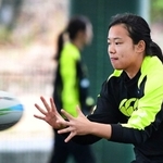 巧みにボールを扱うラグビー７人制女子の弘津悠＝２０２０年２月１４日、和歌山県、上富田スポーツセンター