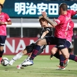 Ｃ大阪-神戸　前半、先制ゴールを決める神戸・古橋亨梧（左から２人目）＝大阪市東住吉区のヨドコウ桜スタジアム（撮影・辰巳直之）