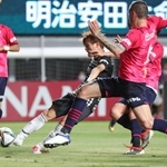 Ｃ大阪－神戸　前半、先制ゴールを決める神戸の古橋（左から２人目）＝撮影・辰巳直之