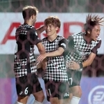 Ｃ大阪－神戸　前半、先制ゴールを決め、サンペール（左）と喜び合う神戸の古橋（中央）＝撮影・辰巳直之