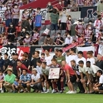 壮行式の最後に仲間らと記念撮影に臨む古橋亨梧（前列中央）＝１８日午前、神戸市兵庫区御崎町１、ノエビアスタジアム神戸（撮影・秋山亮太）