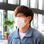 英国への出発前に取材に応じるＪ１神戸の日本代表ＦＷ古橋亨梧＝２０日午前、大阪空港