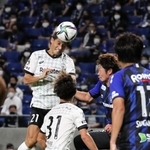 Ｇ大阪-神戸　前半、神戸の田中（２１）がヘディングシュートを決め、２-１とする（撮影・大森　武）