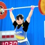 東京五輪で２６日に行われる重量挙げ女子５５キロ級に、八木かなえ（ＡＬＳＯＫ、須磨友が丘高出身）が登場する。試技が成功した時に見せる笑顔がトレードマークの２９歳も、前回のリオデジャネイロ五輪後はけがの痛みと闘い、表情を曇らせた日もあった。やっとの思いで迎えた３度目の大舞台。「１キロでも重い重量、一つでもいい順位を」と力を尽くす。（金山成美）