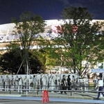 東京五輪の開会式を終え、会場の国立競技場を後にする演者たち＝２４日午前０時１５分、東京都新宿区