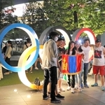 東京五輪の開会式が終わり、国立競技場前の五輪マークのモニュメントで記念撮影する人たち。周辺は多くの人であふれかえった＝２４日午前０時２２分、東京都新宿区