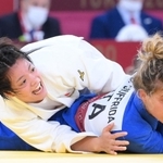 柔道女子５２キロ級準決勝　技ありを奪い決勝進出を決める阿部詩（左）＝日本武道館（撮影・堀内翔）
