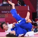 女子５２キロ級準々決勝　技ありを奪う阿部詩＝日本武道館（撮影・堀内翔）