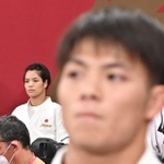 準々決勝に向けて気合の入る阿部詩（左奥）。手前は兄の一二三＝日本武道館（撮影・堀内翔）