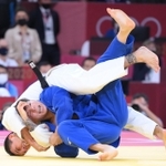男子６６キロ級準決勝　一本勝ちで決勝進出を決めた阿部一二三（上）＝日本武道館（撮影・堀内翔）