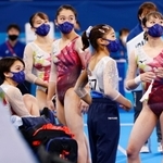 体操女子予選　すべての演技を終え電光掲示板で順位を確認する（左から）村上茉愛、杉原愛子、畠田瞳、芦川うらら、平岩優奈