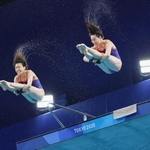 女子シンクロ高飛び込み決勝　板橋美波（右）、荒井祭里組の４回目の演技