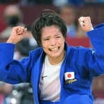 柔道女子５２キロ級決勝で優勝を決めて喜ぶ阿部詩＝２５日、日本武道館