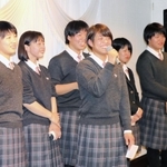 夙川高卒業式後の柔道部送別会で笑顔を見せる阿部詩（中央）。左端は東京五輪韓国代表の金知秀＝２０１９年３月、神戸市内