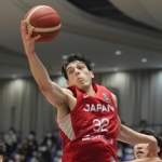 バスケット男子国際強化試合のイラン戦でディフェンスリバウンドをつかむシェーファー・アヴィ幸樹＝６月２５日、岩手・奥州市総合体育館