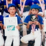 少年野球チーム「昆陽里タイガース」でともにプレーした小学生時代の田中将大（左）と坂本勇人（山崎三孝さん提供）
