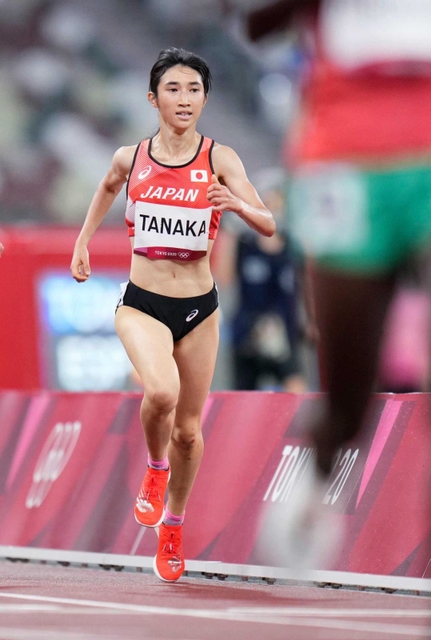 陸上女子５０００メートル予選で力走する田中希実＝７月３０日、国立競技場
